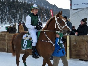 ChoumockQardabiyah och jockeyn Tim Bürgin. Foto: Araberrennen in Deutschland