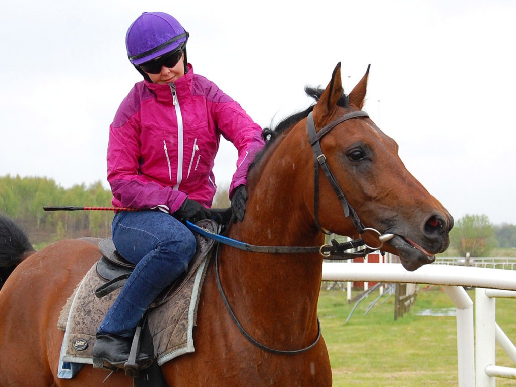 Malin Holmberg träningsrider på Göteborg Galopp. Foto: Amie Karlsson